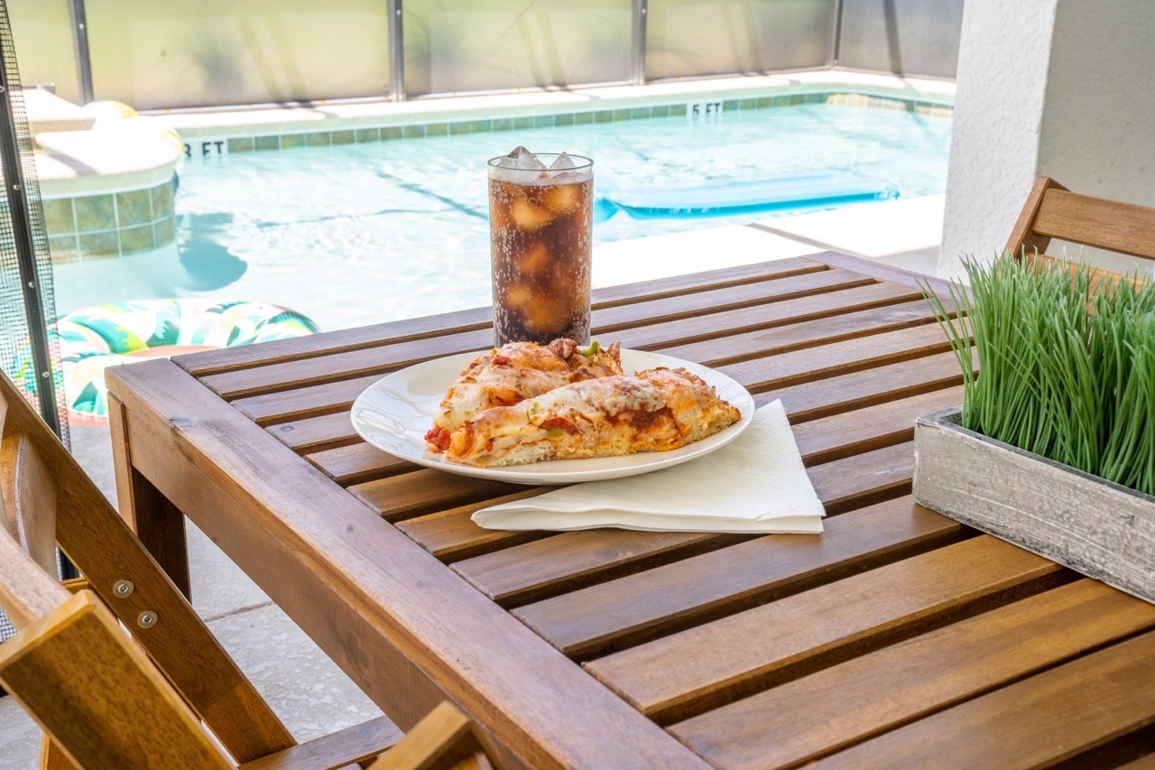 Parkside Retreat outdoor poolside pizza